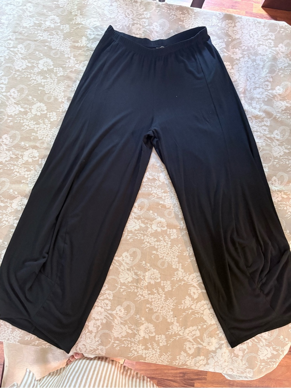 Comfy USA jersey knit black bottom. Punto style/barrel style. Small.